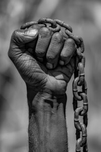a black man raise his hand with broken chain --ar 2:3 --stylize 1000 Job ID: ee08c899-578e-4f34-94f6-bdd30e547159